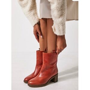 Free People- leather Tabby Ankle Boot size 38/ size 7.
